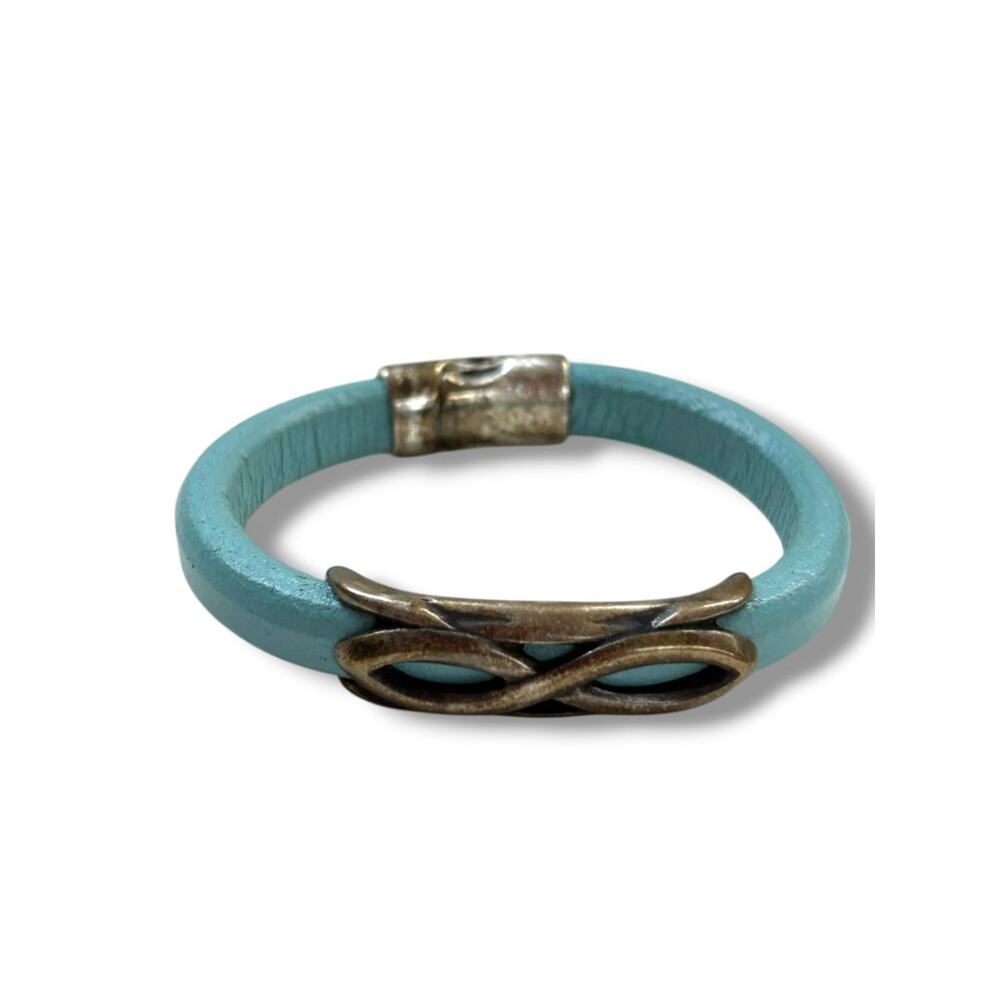 Light Turquoise Magnetic Clasp Infinity Bracelet Silvertone 7.5"